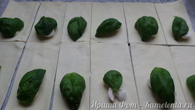 слойки с томатами и моцареллой