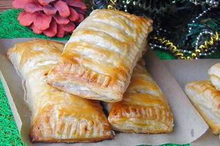 Слойки с творогом из готового слоеного теста