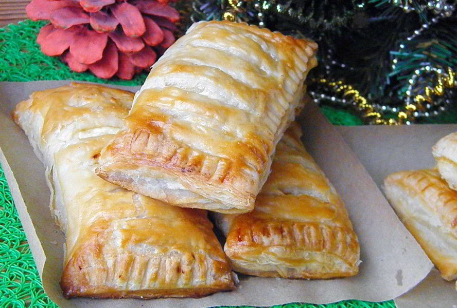 Слойки с творогом из готового слоеного теста