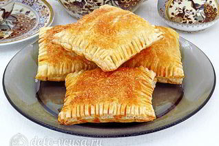 Слойки с вареной сгущенкой и орехами