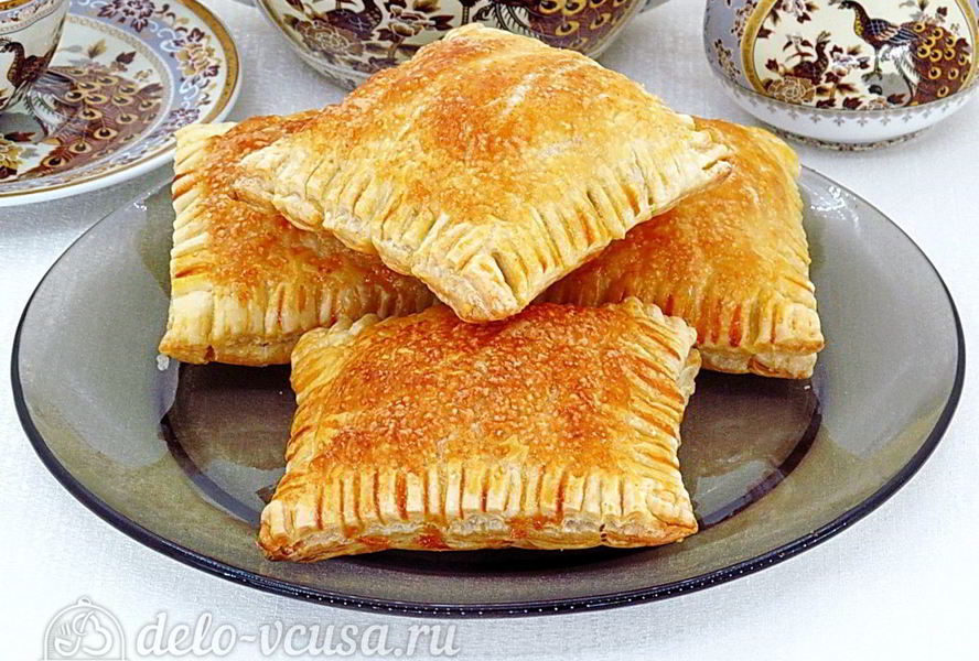 Слойки с вареной сгущенкой и орехами