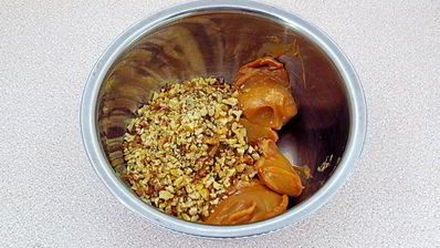 слойки с вареной сгущенкой и орехами