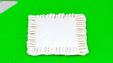 слойки с вареной сгущенкой и орехами