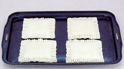 слойки с вареной сгущенкой и орехами