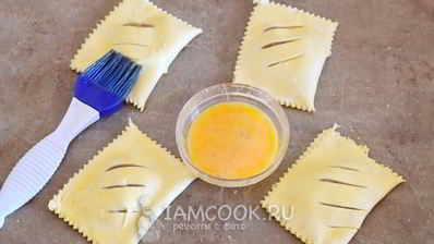 слойки с вареньем из слоеного теста