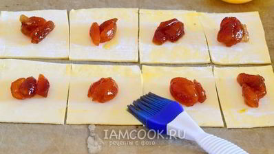 слойки с вареньем из слоеного теста