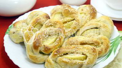 слойки с яблоками