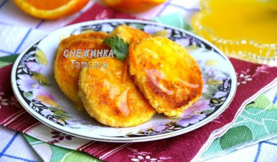 Рецепт ароматных сырников с морковью и апельсиновым соусом