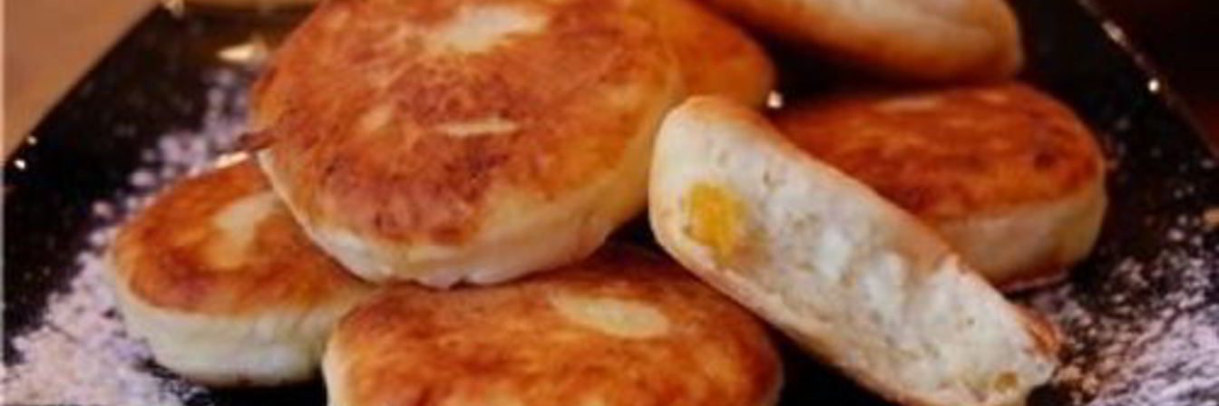 Диетические сырники с курагой к завтраку