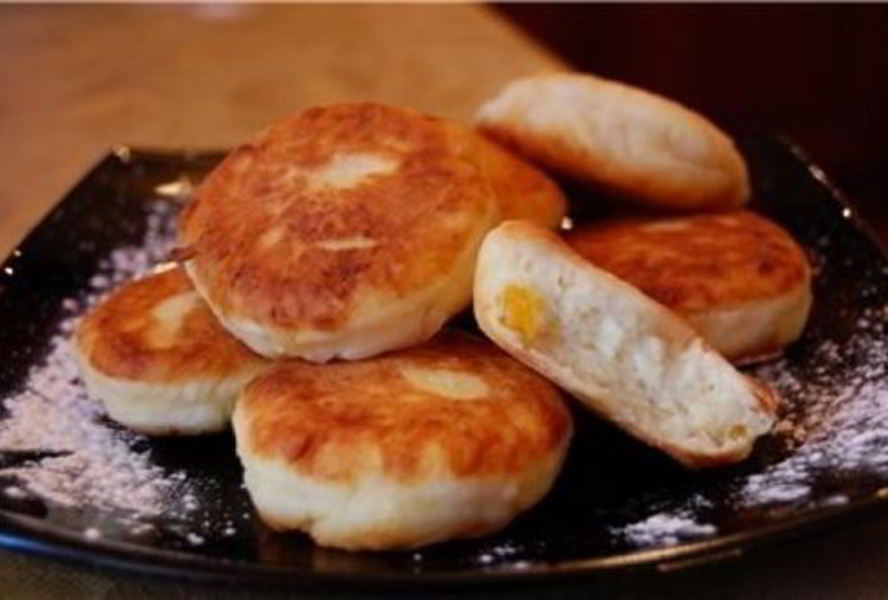 Диетические сырники с курагой к завтраку