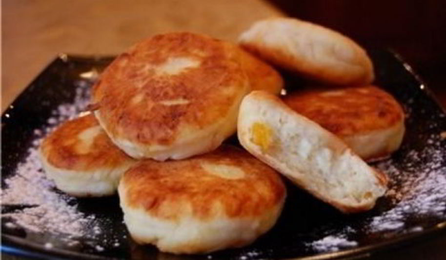 Рецепт диетических сырников с курагой к завтраку