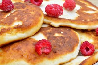 Домашние сырники с малиной