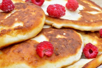 Домашние сырники с малиной