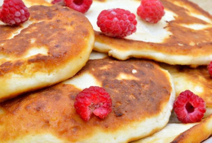 Домашние сырники с малиной