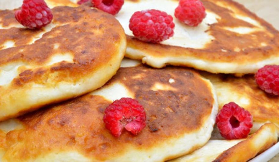 Рецепт домашних сырников с малиной