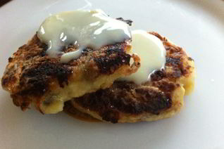 Легкие сырники с бананами и сухофруктами