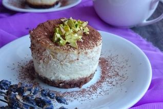 Лимонный сырник на шоколадной основе