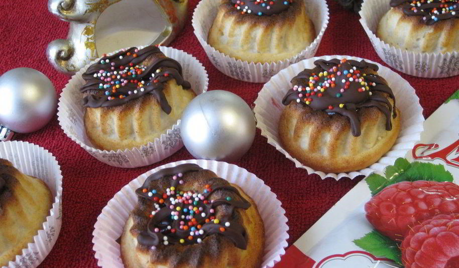 Рецепт нежных творожников малиновый вулкан