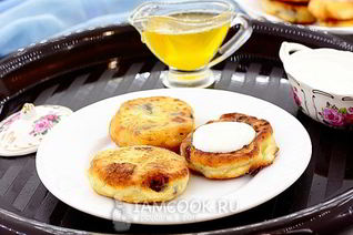 Сырники из творога с изюмом