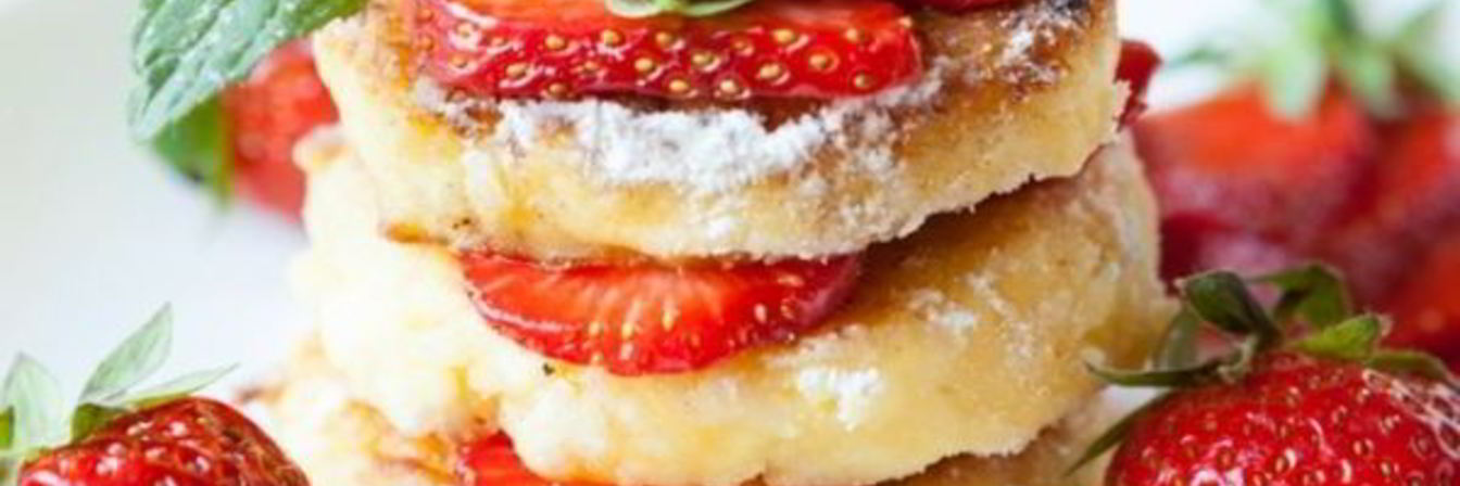 Сырники из творога с клубникой и сметанным соусом