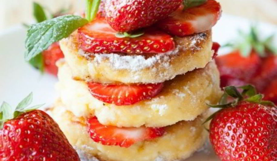 Рецепт сырников из творога с клубникой и сметанным соусом