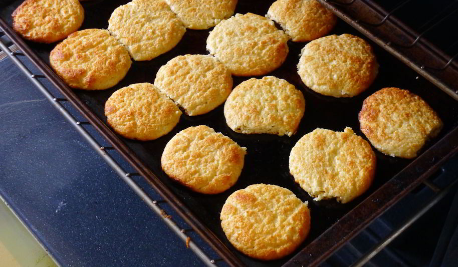 Рецепт сырников к завтраку в духовке