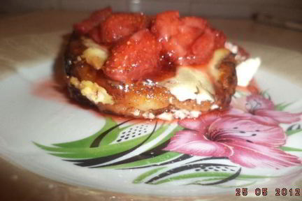 Сырники под клубничным соусом