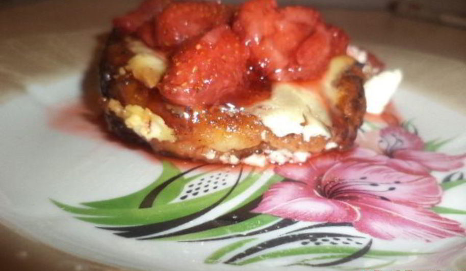 Рецепт сырников под клубничным соусом