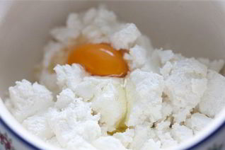 Сырники с вишневым соусом и корицей