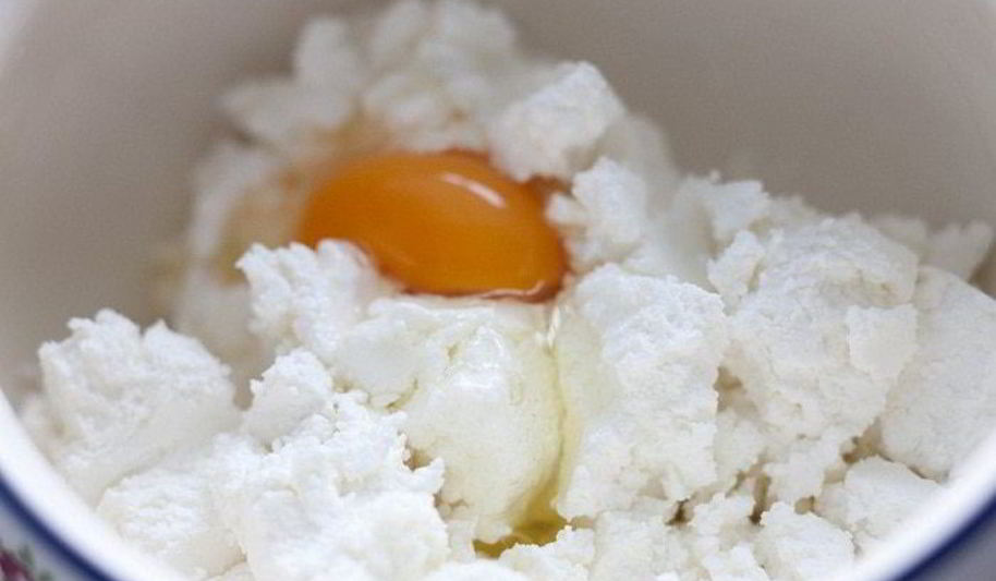 Рецепт сырников с вишневым соусом и корицей