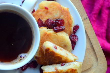 Сырники с яблоком и вяленой вишней