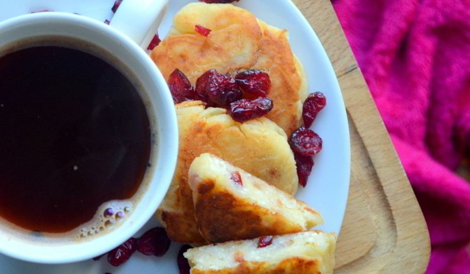 Рецепт сырников с яблоком и вяленой вишней