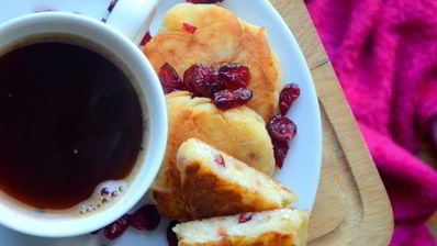 сырники с яблоком и вяленой вишней