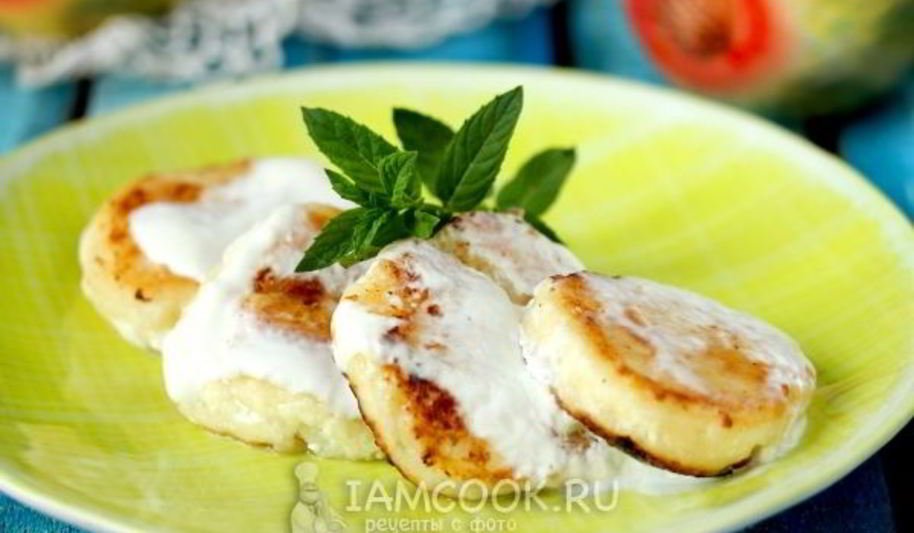 Рецепт сырников в сметанном соусе