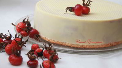 белый торт с шиповниковым кердом