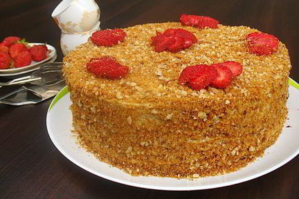 Карамельный медовик с клубникой