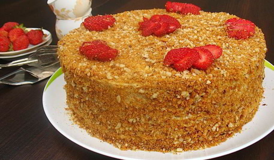 Рецепт карамельного медовика с клубникой