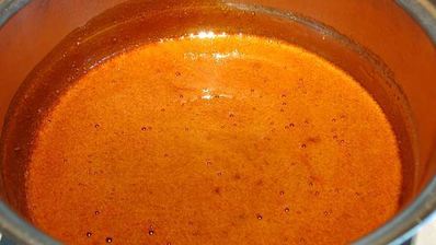 карамельный медовик с клубникой