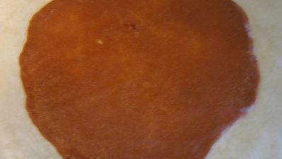 карамельный медовик с клубникой