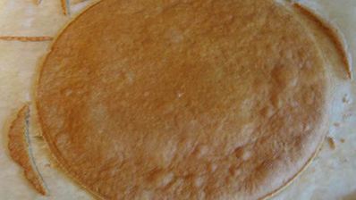 карамельный медовик с клубникой