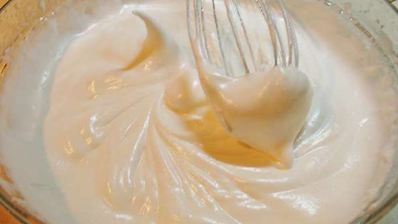 карамельный медовик с клубникой