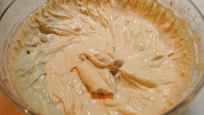 карамельный медовик с клубникой