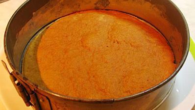 карамельный медовик с клубникой