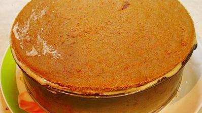 карамельный медовик с клубникой