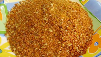 карамельный медовик с клубникой