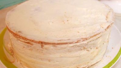 карамельный медовик с клубникой