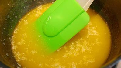 карамельный медовик с клубникой