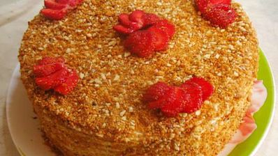 карамельный медовик с клубникой