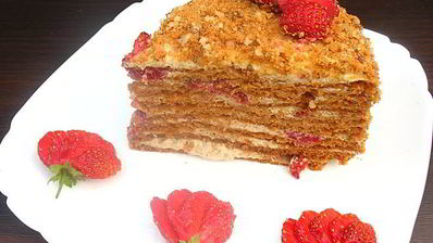 карамельный медовик с клубникой