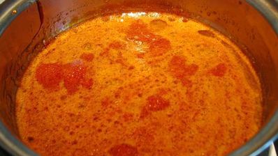 карамельный медовик с клубникой